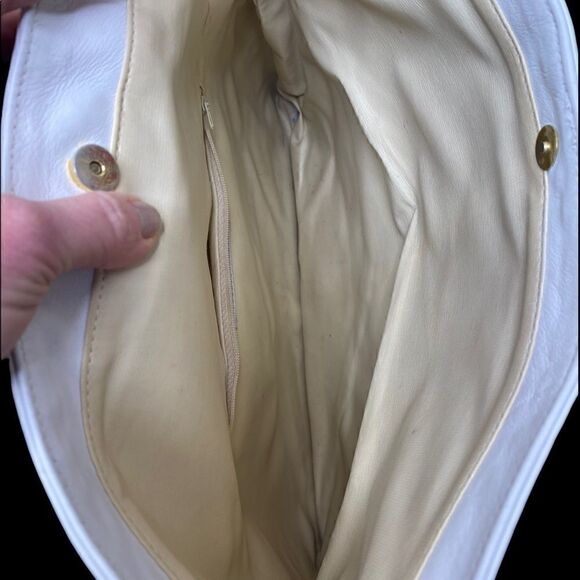 Vintage Laura Adams white leather fold over envelope clutch with black closure - Picture 6 of 11